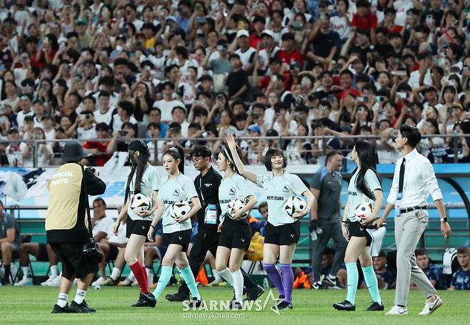 (서울=뉴스1) 허경 기자 = 걸그룹 뉴진스가 3일 서울 마포구 상암동 서울월드컵경기장에서 열린 쿠팡플레이 시리즈 잉글랜드 프리미어리그 토트넘 홋스퍼와 독일 분데스리가 바이에른 뮌헨의 경기에서 시축에 앞서 팬들에게 인사하고 있다. 2024.8.3/뉴스1  Copyright (C) 뉴스1. All rights reserved. 무단 전재 및 재배포,  AI학습 이용 금지. /사진=(서울=뉴스1) 허경 기자