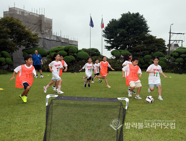 주한 이탈리아 대사관, 스포츠데이 행사...마장초등학교 학생들 참여.