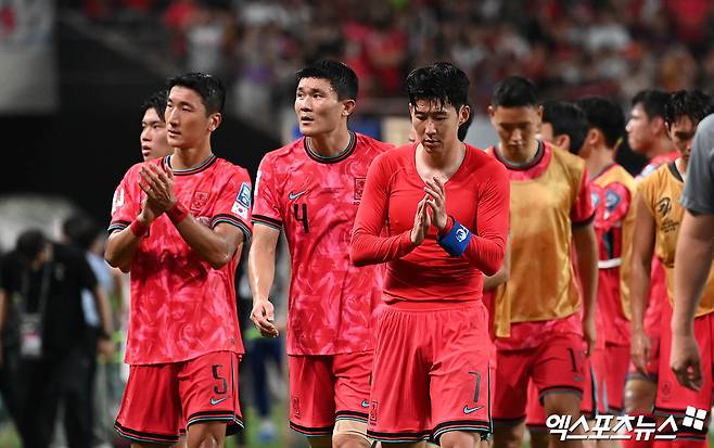 5일 오후 서울월드컵경기장에서 열린 '2026 FIFA 북중미 월드컵' 아시아 3차 예선 대한민국과 팔레스타인의 경기, 0:0 무승부를 이뤘다.   경기 종료 후 대한민국 손흥민이 선수들과 그라운드를 돌고 있다.  박지영 기자