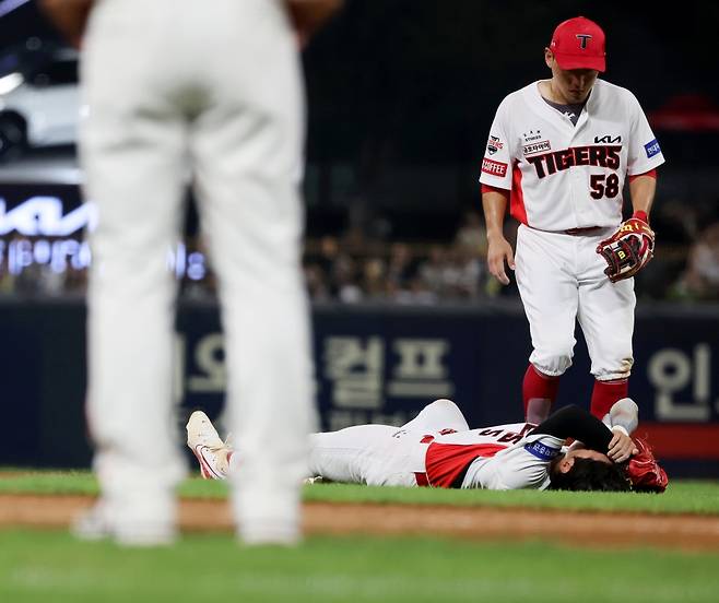 KIA 타이거즈 내야수 김도영이 6일 광주-KIA챔피언스필드에서 열리는 '2024 신한 SOL Bank KBO리그' 키움 히어로즈와의 시즌 12차전에서 선발 제외됐다. 김도영은 전날 한화 이글스와의 홈경기에서 8회초 2사 1, 2루에서 2루주자 요나단 페라자와 충돌한 뒤 그라운드에 쓰러졌고, 어지럼증 증세로 인해 9회초를 앞두고 교체됐다. 큰 부상은 아니었지만, 회복할 시간이 좀 더 필요한 상황이다. 연합뉴스