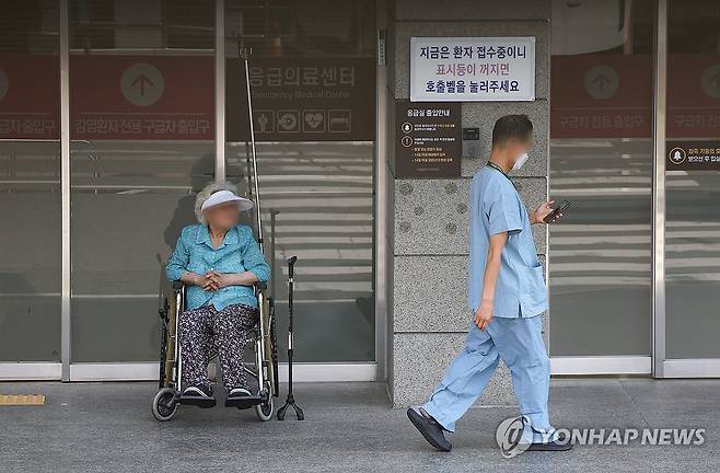 '진료는 언제?' (서울=연합뉴스) 김성민 기자 = 전국 곳곳에서 응급실 운영이 파행하는 가운데 정부가 4일 군의관 등 보강 인력을 긴급 배치했다. 
    이날 서울 양천구 이화여자대학교 목동병원에서 한 환자가 응급의료센터 인근에서 대기하고 있다. 2024.9.4 ksm7976@yna.co.kr