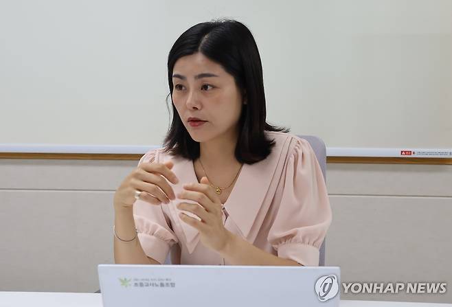 연합뉴스와 인터뷰 중인 윤미숙 교사노조연맹 부위원장 [교사노조연맹 촬영]