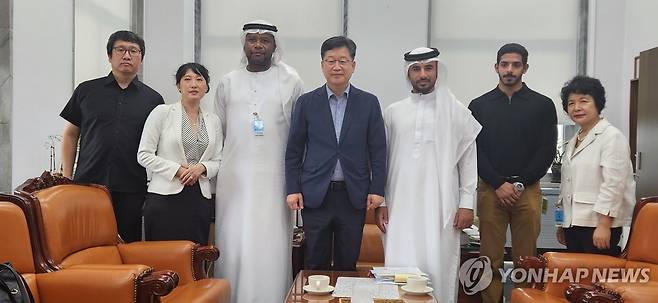 UAE 경제 특사단, 안호영 환노위원장 예방 (서울=연합뉴스) 안호영 국회 환노위원회 위원장이 5일 국회에서 아랍에미리트의 토후국인 라스알카이마 경제특사단과 환담 후 기념촬영을 하고 있다. 특사단은 스마트팜 기술 도입과 지역 의료기관과 의료 서비스 협력 등을 협의했다. 2024.9.5 [세계스타트업포럼 제공. 재판매 및 DB 금지] photo@yna.co.kr