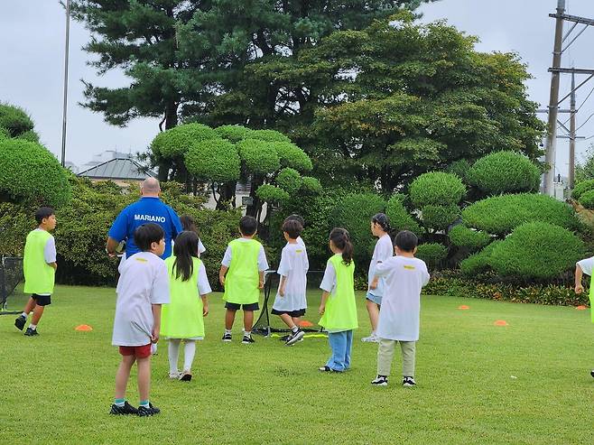 이탈리아 축구 트레이너와 훈련하는 마장 초등학교 학생들 (서울=연합뉴스) 하남직 기자 = 6일 서울시 용산구에 있는 주한 이탈리아 대사관저에서 열린 '이탈리아 스포츠의 날' 행사에 초청받은 마장 초등학교 학생들이 이탈리아 트레이너와 축구 훈련을 하고 있다.