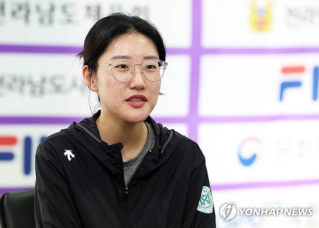 인터뷰하는 파리올림픽 금메달리스트 양지인 (나주=연합뉴스) 조남수 기자 = 파리 올림픽 사격 금메달리스트 양지인이 20일 오후 봉황기 전국사격대회가 열리고 있는 전남 나주시 전라남도 국제사격장에서 연합뉴스와 인터뷰하고 있다. 2024.8.20 iso64@yna.co.kr