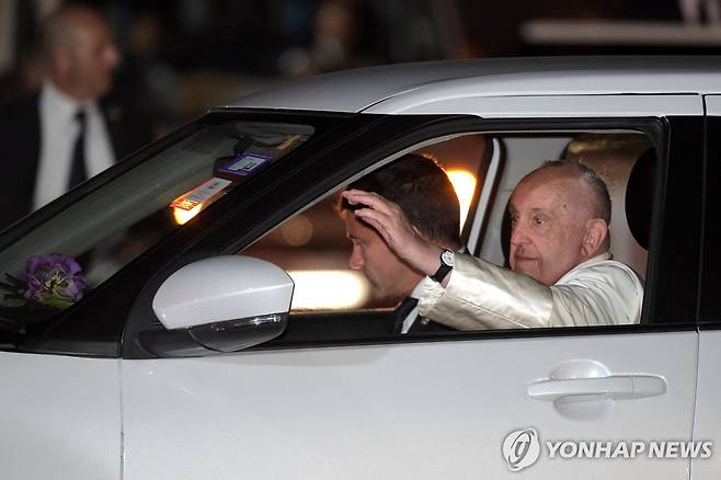 교황 파푸아 뉴기니 도착 (포트모르즈비 AFP=연합뉴스) 파푸아뉴기니 수도 포트모르즈비 공항에 도착한 프란치스코 교황이 숙소로 이동하는 차 안에서 손을 흔들고 있다. 2024.9.6. photo@yna.co.kr