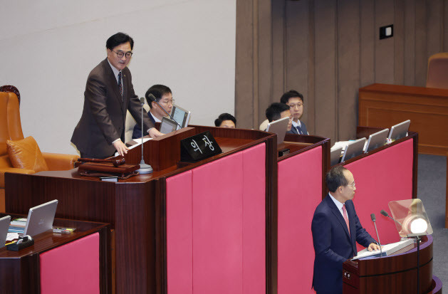 우원식 국회 의장이 5일 서울 여의도 국회에서 열린 제418회 국회(정기회) 제3차 본회의에서 추경호 국민의힘 원내대표의 교섭단체 대표연설 동안 야당의 항의 및 여당의 대응이 거세지자 이를 제지하고 있다. (사진 = 뉴시스)