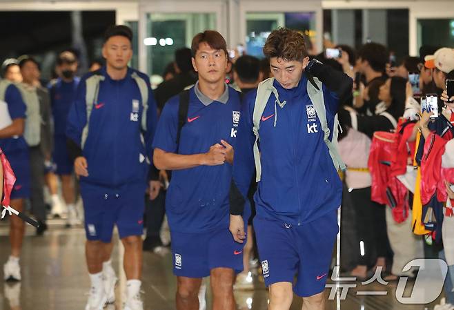 조현우, 김영권 등 대한민국 축구대표팀이 6일 인천국제공항 제1터미널을 통해 오만으로 출국하고 있다. 대한민국 축구대표팀은 오는 10일 오후 11시 오만과 2026 국제축구연맹(FIFA) 북중미 월드컵 아시아지역 3차 예선 B조 조별리그 2차전을 갖는다. 2024.9.6/뉴스1 ⓒ News1 임세영 기자