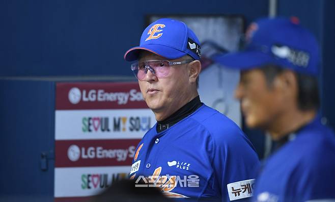 한화 김경문 감독이 경기를 지켜보고 있다. 잠실 | 최승섭기자 thunder@sportsseoul.com