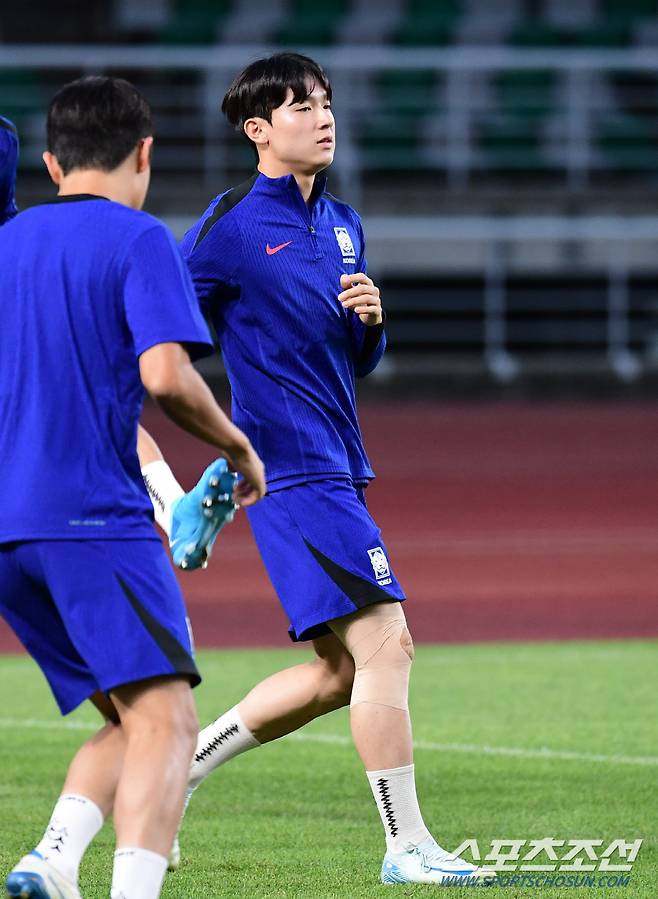 3일 오후 경기도 일산 고양종합운동장에서 축구국가대표팀 선수들이 훈련을 했다. 동료들과 함께 몸을 풀고 있는 양민혁. 일산=송정헌 기자songs@sportschosun.com/2024.09.03/