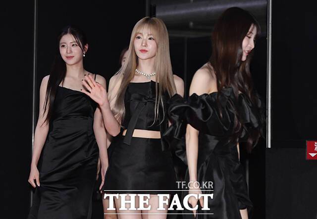 우연, 나나, 민서(왼쪽부터)가 웃으며 입장하고 있다. /교세라 돔 오사카=장윤석 기자