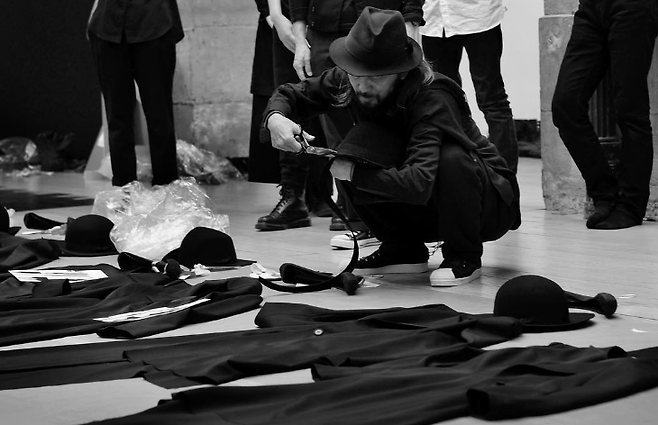 피팅 준비 중인 야마모토 요지.(사진출처=야마모토 요지 인스타그램)