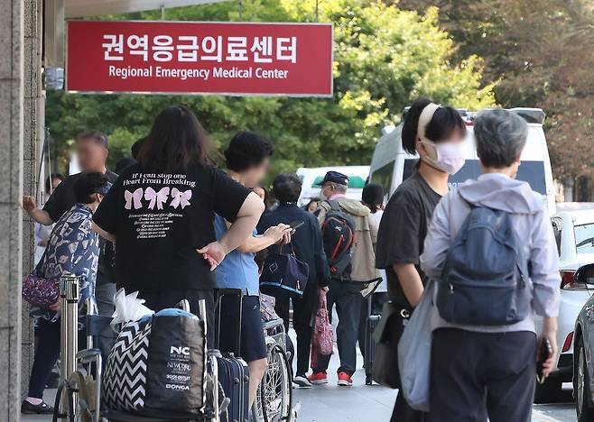 서울 양천구 목동 이대목동병원에서 환자이들 이동하고 있다. /뉴스1