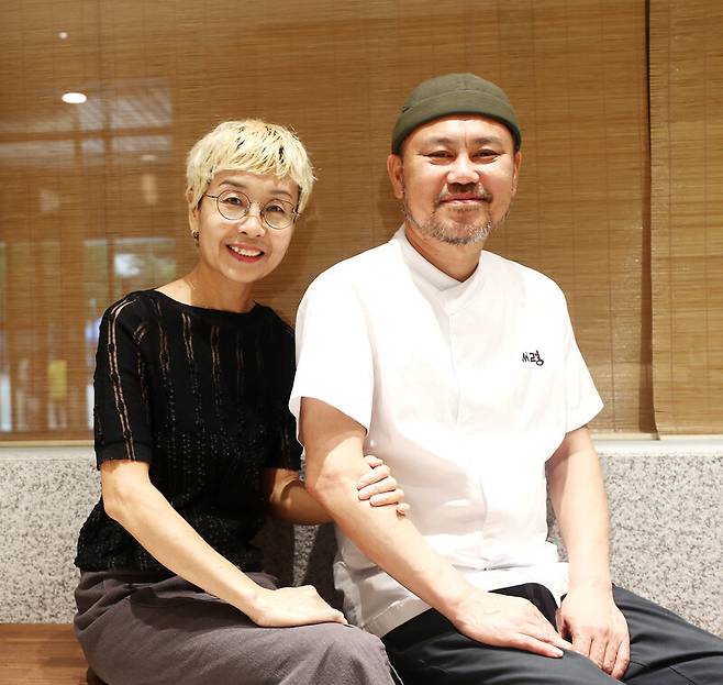 ‘서령’을 연 창업자 정종문(사진 오른쪽)씨와 그의 아내 이경희씨. 박미향 기자