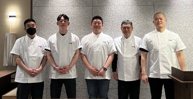 ‘서령’ 창업자 정종문와 직원들. 사진 왼쪽부터 제자 김의곤·이원재씨, 김재성 ‘서령’ 본부장, 창업자 정종문씨와 제자 황석주씨. 이경희씨 제공