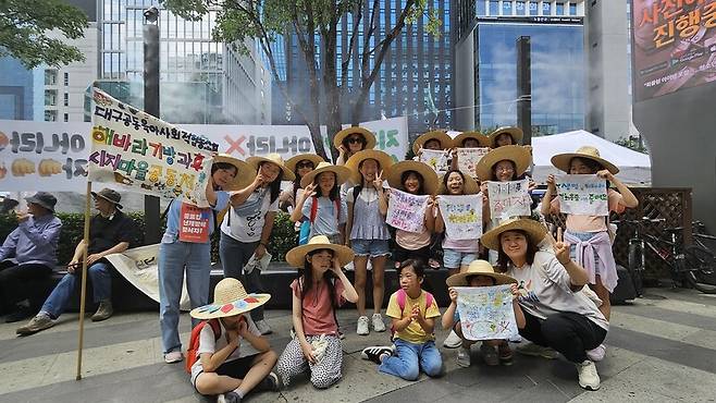 대구공동육아사회적협동조합 해바라기방과후단체 학부모와 학생들이 7일 서울 강남구 교보타워 사거리에서 열린 ‘907 기후정의행진’에 참여해 기념사진을 찍고 있다. 박고은 기자