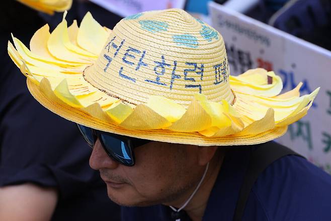 전국 611개 환경 시민 노동 종교 단체 등이 참여한 가운데 \"기후가 아니라 세상을 바꾸지\"라는 주제로 7일 오후 서울 강남역 일대에서 열린 `907 기후 정의행진\'에서 참가자들이 각자 환경과 기후변화의 심각성을 알리는 구호를 외치며 행진하고 있다. 윤운식 선임기자 yws@hani.co.kr