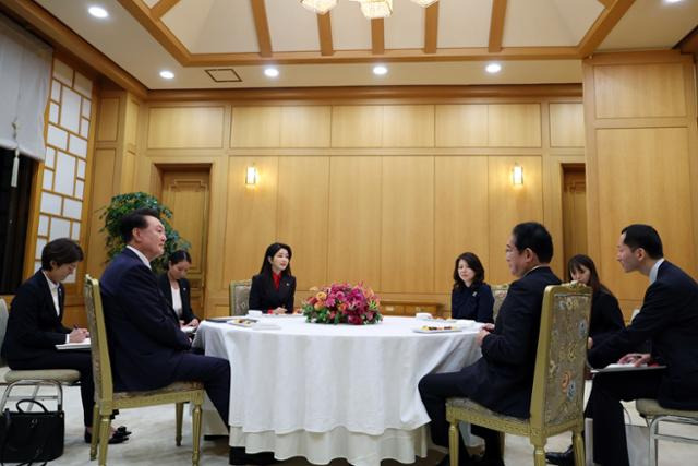 윤석열 대통령과 김건희 여사가 6일 청와대에서 기시다 후미오 일본 총리 내외와 만찬후 차담을 갖고 있다. 대통령실 제공