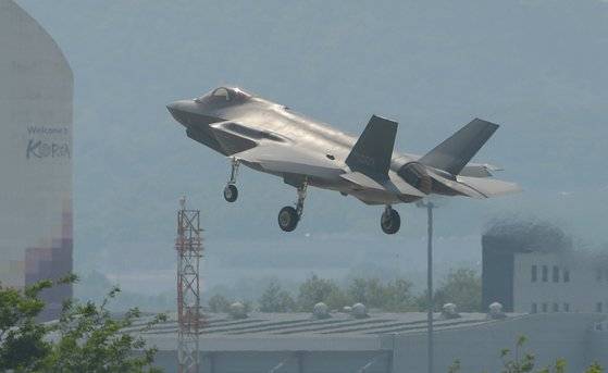 지난 5월 소링 이글 훈련에 참가한 최신예 F-35A 스텔스 전투기 편대가 공군기지로 복귀하고 있다. 프리랜서 김성태