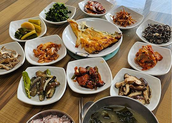 제철 생선구이를 중심으로 풀치·건새우·버섯볶음, 파래·가지·해초무침, 매콤장어조림 등 13가지 반찬으로 차린 ‘보옥민박’ 밥상. [사진 이승훈]