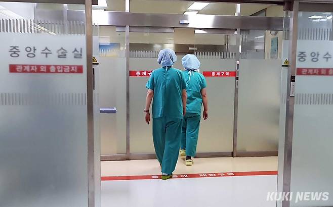 서울의 한 상급종합병원 수술실 안으로 의료진이 들어가고 있다. 사진=곽경근 대기자