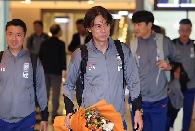 북중미 월드컵 3차 예선 오만전을 앞둔 축구 국가대표팀 홍명보 감독이 7일 오후(현지시간) 무스카트 국제공항을 통해 오만으로 입국하고 있다. [연합]