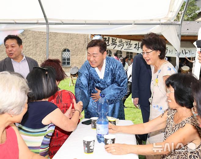 [전주=뉴시스] 김관영 전북지사를 비롯한 전북특별자치도 대표단은 현지시간 6일 베를린 외곽에 위치한 베를린 한인 성당에서 파독 광부, 간호사들과 고향의 정을 나누는 뜻 깊은 시간을 가졌다. (사진= 전북자치도 대표단 제공) *재판매 및 DB 금지