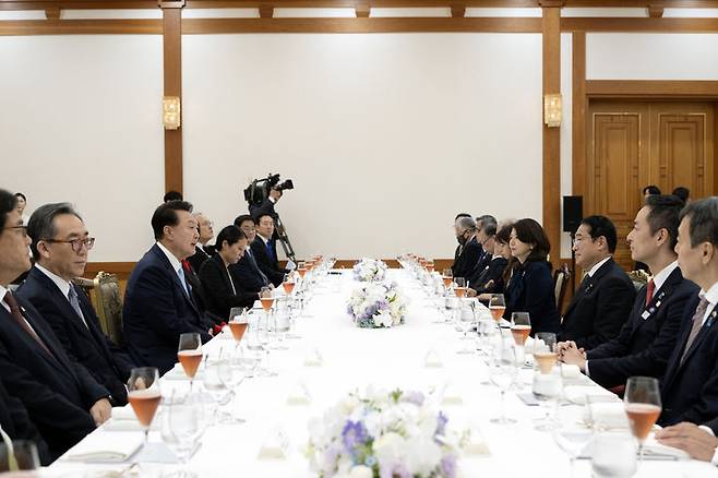 [서울=뉴시스] 조수정 기자 = 윤석열 대통령과 부인 김건희 여사가 6일 청와대에서 기시다 후미오 일본 총리와 부인 기시다 유코 여사와 만찬을 함께 하고 있다. (사진=대통령실 제공) 2024.09.07. photo@newsis.com *재판매 및 DB 금지