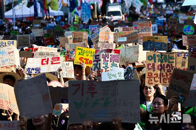 [서울=뉴시스] 김근수 기자 = UN이 지정한 푸른하늘의 날인 7일 서울 강남구 서울지하철 2호선 강남역 인근에서 907 기후정의행진에서 참가자들이 손팻말을 들고 구호를 외치고 있다. 푸른 하늘의 날(9월7일)은 대기환경의 중요성을 알리고, 기후변화에 대한 이해와 관심을 높이기 위해 2019년 국제연합(UN) 기후행동 정상회의에서 대한민국의 제안으로 제정된 최초의 국제연합 기념일이자 국가기념일이다. 2024.09.07. ks@newsis.com