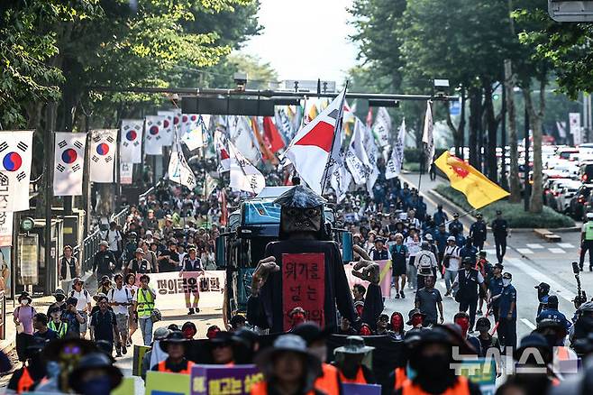 [서울=뉴시스] 김근수 기자 = UN이 지정한 푸른하늘의 날인 7일 서울 강남구 서울지하철 2호선 강남역 인근에서 907 기후정의행진에서 참가자들이 행진하고 있다.푸른 하늘의 날(9월7일)은 대기환경의 중요성을 알리고, 기후변화에 대한 이해와 관심을 높이기 위해 2019년 국제연합(UN) 기후행동 정상회의에서 대한민국의 제안으로 제정된 최초의 국제연합 기념일이자 국가기념일이다. 2024.09.07. ks@newsis.com