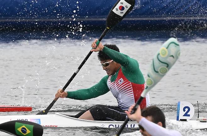 2024 파리 패럴림픽 카누(KL3 등급) 남자 카약 200ｍ 결선에서 힘껏 노를 젓는 최용범. 대한장애인체육회