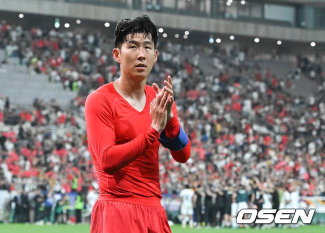 [OSEN=서울월드컵경기장, 박준형 기자]아쉽다, 골대 강타. 손흥민(32, 토트넘)의 결정적인 슈팅이 골대를 강타하면서 한국의 3차 예선 첫 경기는 다음을 기약하게 됐다.홍명보 감독이 이끄는 한국 축구 국가대표팀은 5일 오후 8시 서울월드컵경기장에서 열린 팔레스타인과 2026 국제축구연맹(FIFA) 북중미 월드컵 3차 예선 B조&nbsp;1차전을 치러 0-0 무승부를 거뒀다.&nbsp;경기종료 후 손흥민이 팬들에게 인사를 하고 있다. 2024.09.05 / soul1014@osen.co.kr