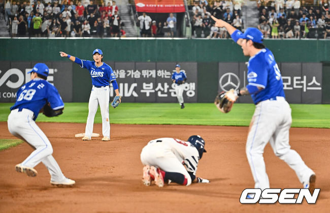 [OSEN=부산, 이석우 기자] 6일 부산 사직야구장에서 2024 신한 SOL 뱅크 KBO 리그 롯데 자이언츠와 삼성 라이온즈의 경기가 열렸다. 홈팀 롯데는 김진욱이 선발 출전하고 삼성은 육선엽이 선발 출전했다.삼성 라이온즈 양도근이 6회말 1사 1, 3루 포수 강민호의 1루 견제 폭투때 2루로 달리던 롯데 자이언츠 박승욱을 태그 아웃시키고 홈으로 공을 던지고 있다. 2024.09.06 / foto0307@osen.co.kr