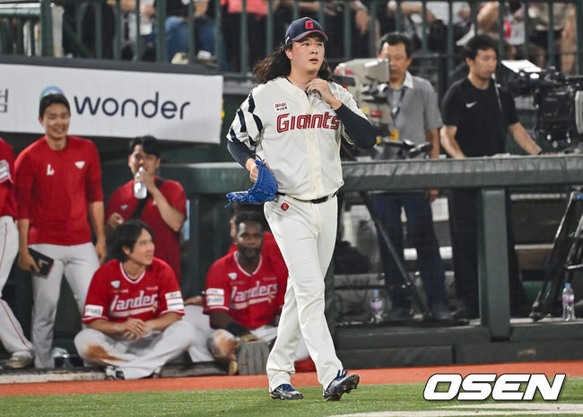 [OSEN=부산, 이석우 기자] 7일 부산 사직야구장에서 2024 신한 SOL 뱅크 KBO 리그 롯데 자이언츠와 SSG 랜더스의 경기가 열렸다. 홈팀 롯데는 박세웅이 선발 출전하고 SSG는 앤더슨이 선발 출전했다.롯데 자이언츠 김원중이 9회초 1사 만루 SSG 랜더스 추신수에게 동점 1타점 우익수 희생플라이를 맞고 아쉬워하고 있다. 2024.09.07 / foto0307@osen.co.kr