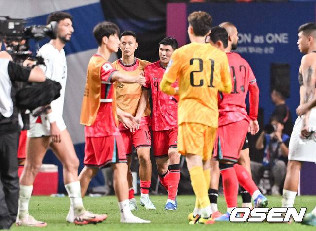 [OSEN=서울월드컵경기장, 박준형 기자]아쉽다, 골대 강타. 손흥민(32, 토트넘)의 결정적인 슈팅이 골대를 강타하면서 한국의 3차 예선 첫 경기는 다음을 기약하게 됐다.홍명보 감독이 이끄는 한국 축구 국가대표팀은 5일 오후 8시 서울월드컵경기장에서 열린 팔레스타인과 2026 국제축구연맹(FIFA) 북중미 월드컵 3차 예선 B조&nbsp;1차전을 치러 0-0 무승부를 거뒀다.&nbsp;경기종료 후 김민재가 팬들에게 야유 자제를 요청한뒤 정승현의 위로를 받고 있다. 2024.09.05 / soul1014@osen.co.kr