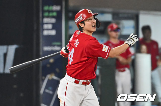 [OSEN=부산, 이석우 기자] 7일 부산 사직야구장에서 2024 신한 SOL 뱅크 KBO 리그 롯데 자이언츠와 SSG 랜더스의 경기가 열렸다. 홈팀 롯데는 박세웅이 선발 출전하고 SSG는 앤더슨이 선발 출전했다.SSG 랜더스 최정이 연장 12회초 2사 우익수 앞 안타를 치고 있다. 2024.09.07 / foto0307@osen.co.kr