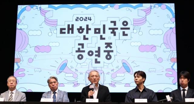 유인촌 문화체육관광부 장관이 6일 서울 종로구 국립현대미술관 서울관 다원공간에서 열린 '2024 대한민국은 공연중' 기자간담회에 참석해 기자들의 질문에 답변하고 있다. 사진 제공=문체부