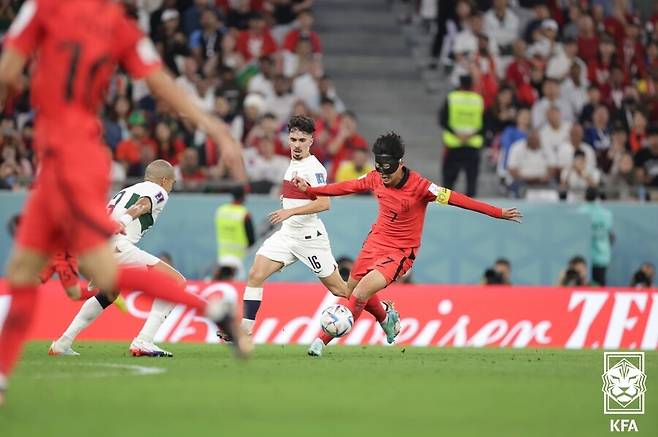 ▲ 벤투 감독이 이끈 아랍에미리트(UAE) 축구대표팀은 지난 6일 카타르 도하에 위치한 아흐마드 빈 알리 스타디움에서 열린 2026 국제축구연맹(FIFA) 북중미 월드컵 아시아지역 3차 예선 조별리그 A조 첫 경기에서 승리했다. 이 승리를 카타르 월드컵에서 한국이 포르투갈에 이긴 것에 비유했다. ⓒ대한축구협회