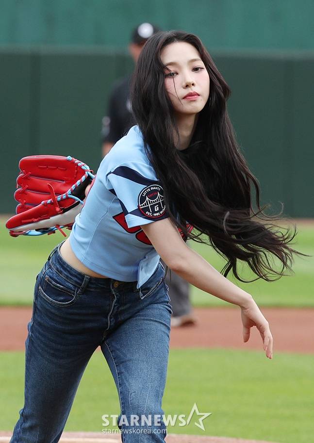 에스파(aespa) 멤버 카리나(KARINA)가 롯데 자이언츠 승리기원 시구를 하고 있다. /사진=김진경 대기자