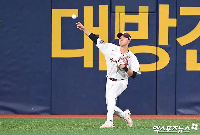 21일 오후 서울 구로구 고척스카이돔에서 열린 '2024 신한 SOL Bank KBO리그' 롯데 자이언츠와 키움 히어로즈의 경기, 8회초 무사 1루 롯데 고승민의 중전 안타 때 키움 중견수 장재영이 타구를 잡아 송구하고 있다. 엑스포츠뉴스 DB