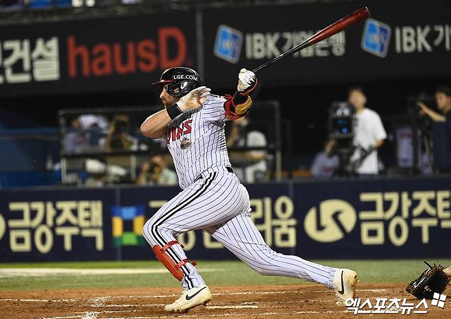 28일 오후 서울 송파구 잠실야구장에서 열린 '2024 신한 SOL Bank KBO리그' KT 위즈와 LG 트윈스의 경기, 5회말 2사 2,3루 LG 오스틴이 1타점 적시타를 때려내고 있다. 엑스포츠뉴스 DB