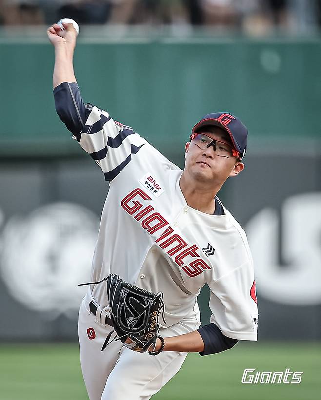 롯데 자이언츠 토종 에이스 박세웅이 7일 부산 사직야구장에서 열린 2024 신한 SOL Bank KBO리그 SSG 랜더스와의 팀 간 14차전에 선발등판해 7.1이닝 무실점 호투를 기록했다. 사진 롯데 자이언츠