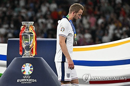 영국 공영방송 BBC에 따르면 잉글랜드 축구대표팀 주장 해리 케인(바이에른 뮌헨)은 우승에 대한 열망을 드러냈다. 우승과 인연이 없는 선수로 유명한 케인은 지난 7월 유로 2024 결승전에서 스페인에 1-2로 패해 눈앞에서 생애 첫 메이저 대회 트로피를 들어올릴 기회를 놓쳤다. 연합뉴스