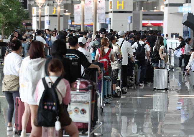 인천국제공항 제1터미널 출국장에서 이용객들이 출국수속을 위해 줄을 서고 있다. (사진=연합뉴스)