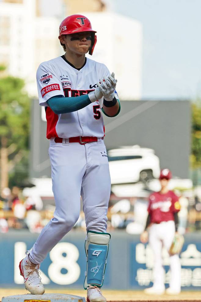 8일 광주기아챔피언스필드에서 열린 프로야구 키움 히어로즈와 KIA 타이거즈의 경기. KIA 김도영이 8회말 1사 2루에서 1타점 3루타를 때리고 기뻐하고 있다. 김도영은 이 타점 추가로 역대 3번째로 ‘30홈런-100타점-100득점-30도루’를 달성했다. 사진=연합뉴스