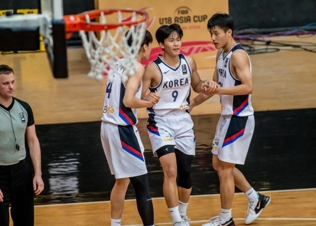 아시아컵 8강에서 탈락한 한국 U-18 남자 농구대표팀. (FIBA 제공)