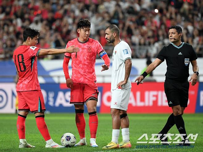 2026 북중미 월드컵 3차 예선 대한민국과 팔레스타인의 경기가 5일 서울월드컵경기장에서 열렸다. 이강인과 손흥민이 프리킥을 준비하고 있다.상암=박재만 기자 pjm@sportschosun.com/2024.09.04/