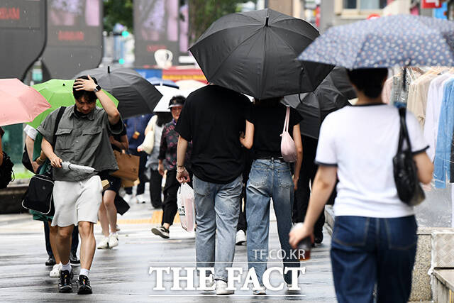 여름이 끝나고 더위가 물러간다는 절기상 '처서'인 지난달 22일 오후 서울 강남구 강남역 일대에서 시민들이 우산을 쓰고 발걸음을 재촉하고 있다. /서예원 기자