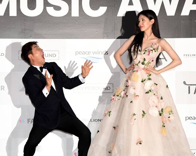 '더팩트 뮤직 어워즈'의 안방을 꾸준히 지켜 온 방송인 전현무(왼쪽)와 그룹 소녀시대 멤버 겸 배우 서현은 올해도 매끄러운 진행 실력으로 행사를 이끌었다. /TMA 조직위