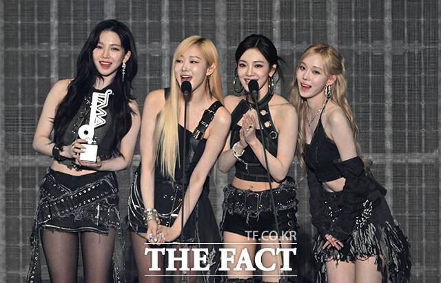 <더팩트>가 주최하고 팬앤스타와 필링바이브(FEELINGVIVE)가 주관하는 '2024 더팩트 뮤직 어워즈(2024 THE FACT MUSIC AWARDS, TMA)'가 8일 오후 일본 오사카 '교세라 돔 오사카'에서 열린 가운데 '올해의 아티스트' 상을 받은 그룹 에스파(aespa)가 수상 소감을 밝히고 있다. /교세라 돔 오사카=이새롬·남윤호·박헌우 기자